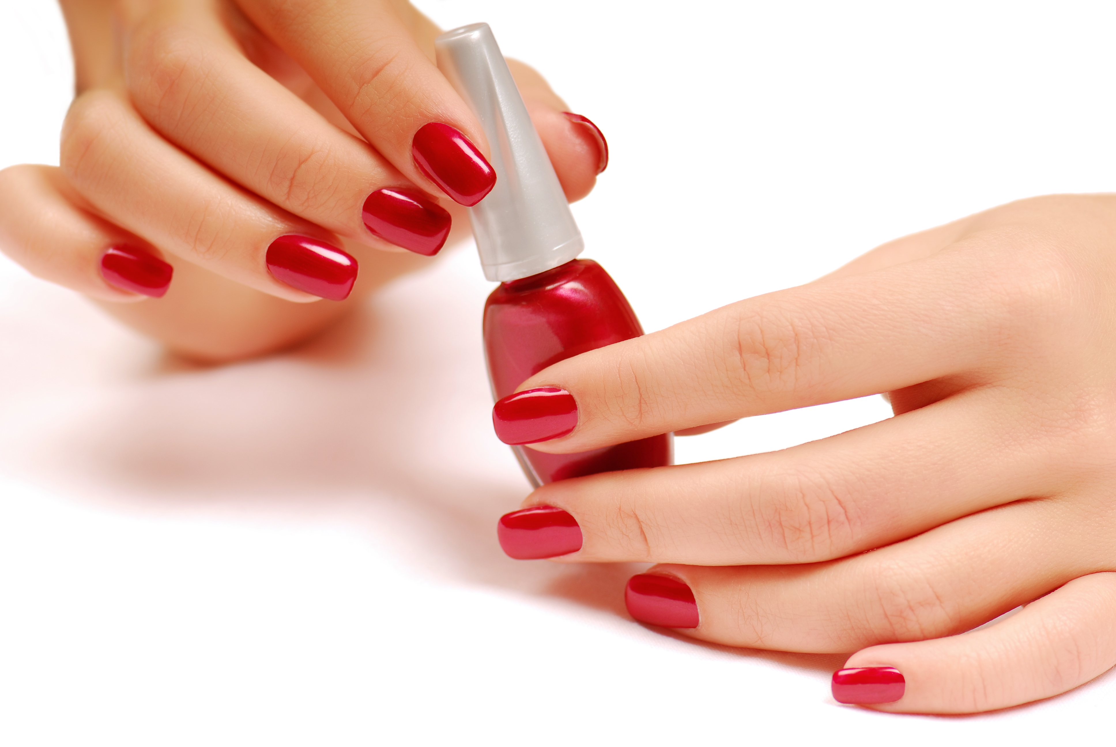 image de mains tenant un vernis